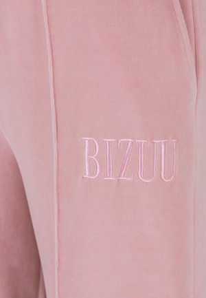Różowe dresy z weluru z haftowanym logo "BIZUU" w dopasowanej nitce, o miękkiej fakturze i minimalistycznym designie.