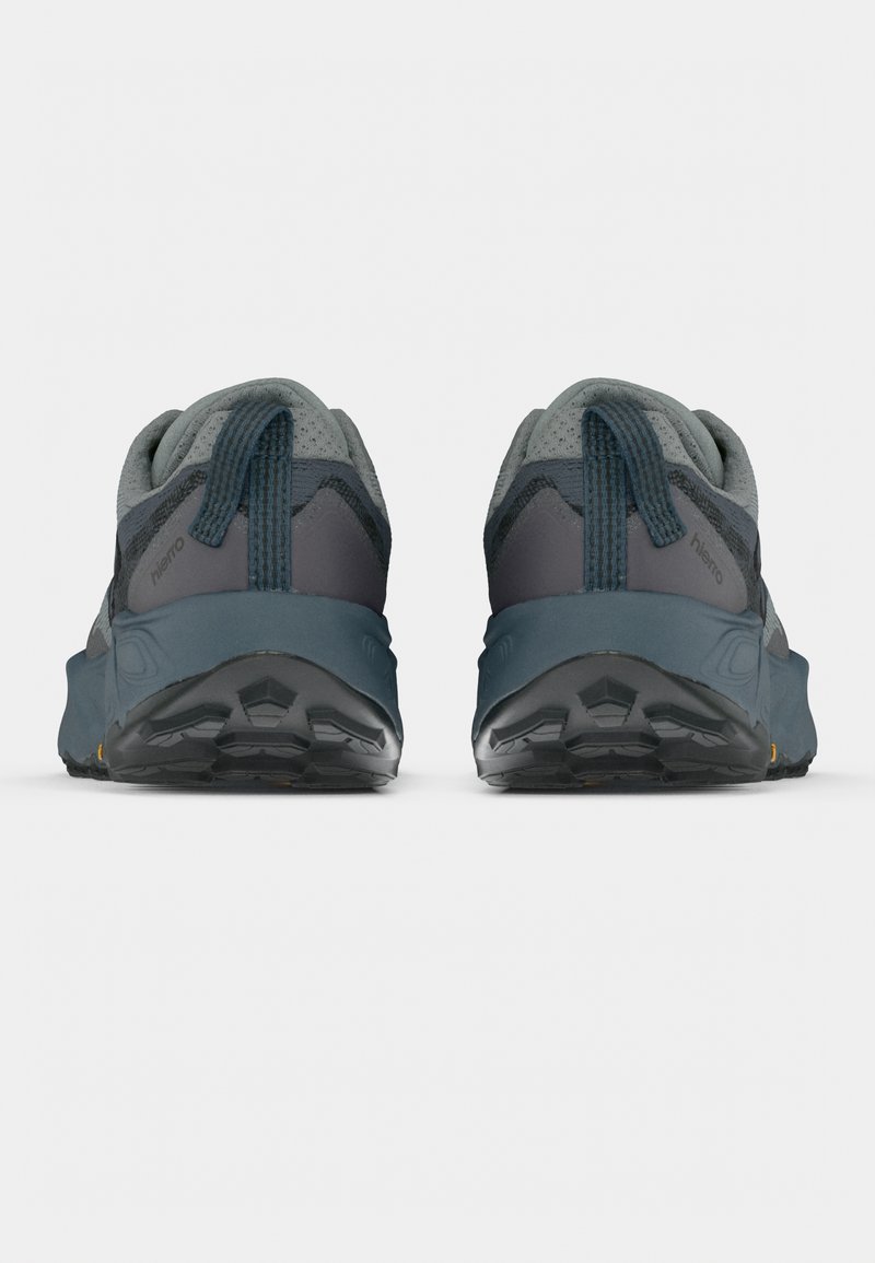 Chaussures de trail running grises avec des accents foncés. Tige en mesh, semelle coussinée et semelle extérieure robuste pour une adhérence optimale. Talon renforcé et languette de maintien.