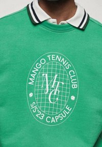 Zelená mikina s bílým logem, které obsahuje "Mango Tennis Club" a design sítě, s polo límečkem a námořnickými proužky.