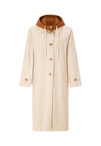 Dlhý béžový trenčkot s odnímateľnou hnedou kapucňou a zapínaním na gombíky, s dlhými rukávmi a manžetami na gombíky.