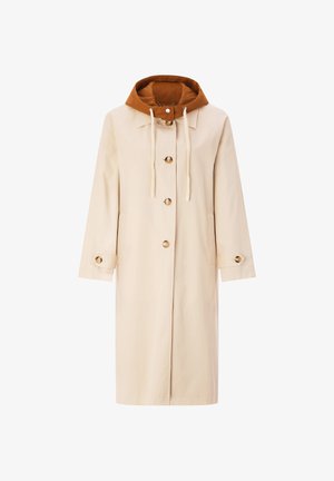 Pikk beež trenšmantel, millel on pruun eemaldatav kapuuts ja kinnitub nööpnõeltega, pikkade varrukatega, millel on nööbitavad mansetid.