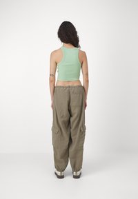 BDG Urban Outfitters Hlačami s stranskimi žepi - khaki