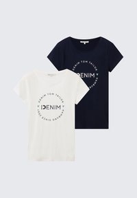 Duetas marškinėlių: vieni balti, o kiti tamsiai mėlyni, trumpomis rankovėmis, apvaliu iškirpimu. Abu turi apvalų grafiką su žodžiu "DENIM".
