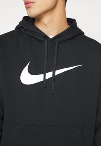 Felpa nera con cappuccio in misto cotone, con il logo bianco dello swoosh Nike. Il design include una tasca frontale e un cappuccio con cordini.