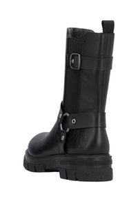 Bota de cuero negro hasta la rodilla con detalle de hebilla y fuelle elástico. Suela texturizada para agarre, logo sutil en la parte trasera, interior forrado suave.