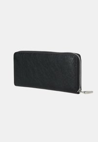 Portafoglio in pelle nera con superficie strutturata, forma rettangolare e dettaglio cerniera argentata lungo il bordo. Nessun marchio o motivo visibile.