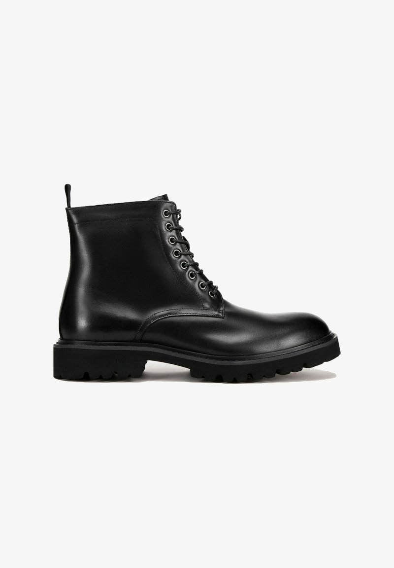 Stivaletti neri in pelle con punta rotonda, design con lacci e suola in gomma strutturata. Presentano un'apposita linguetta sul retro.