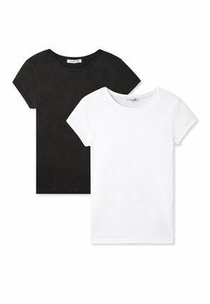 Due t-shirt a maniche corte, una nera e una bianca, realizzate in tessuto liscio con scollature arrotondate e bordi rifiniti.