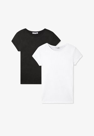 Due t-shirt a maniche corte, una nera e una bianca, realizzate in tessuto liscio con scollature arrotondate e bordi rifiniti.