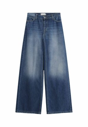 Jeans blu a gamba larga con pannelli anteriori sbiaditi, chiusura frontale con bottoni e cerniera, e design a cinque tasche.