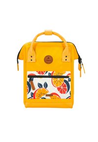 Gelbe Rucksack mit strukturierter Oberfläche, ausgestattet mit einer gemusterten Fronttasche, die Illustrationen von Orangen und Zitronen zeigt, sowie Akzenten aus braunem Leder.
