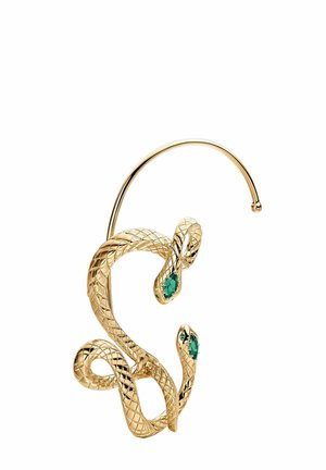 Pendiente en forma de serpiente dorada que presenta escamas intrincadas, dos piedras de color esmeralda y un gancho curvado para la sujeción.