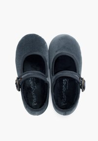 Zapatos Mary Jane grises con punta redonda, parte superior de textil suave, forro negro y correa ajustable con hebilla de color bronce.