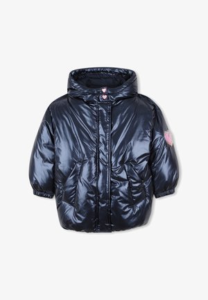 Casaco puffer azul marinho com acabamento brilhante, corte oversized, mangas curtas e dois bolsos frontais. Apresenta botões em forma de coração e um patch.