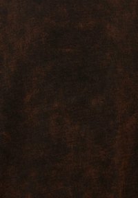 Tessuto marrone scuro con una texture marmorizzata. Il materiale appare morbido e leggermente elasticizzato, con un motivo sottile su tutta la superficie.