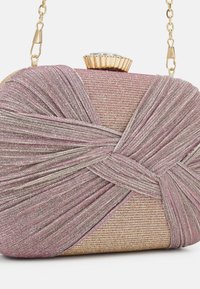 Borsa a pochette metallica con design a intreccio in rosa e oro, caratterizzata da una superficie testurizzata e una chiusura dorata con un accento di gioiello.