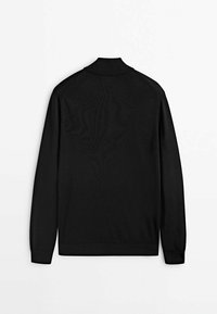Pull en maille noire avec un col montant, des manches longues et un ourlet côtelé. Texture lisse, design simple, sans motifs ni éléments visibles.
