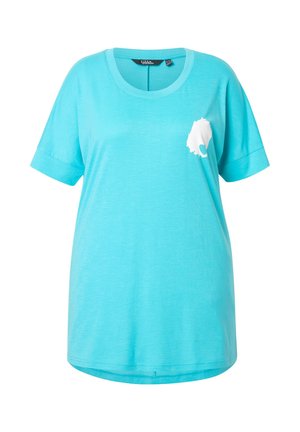 Türkises T-Shirt mit kurzen Ärmeln und Rundhalsausschnitt. Auf der linken Seite ist ein weißes abstraktes Design zu sehen. Aus weichem, leichtem Stoff.