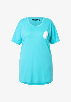 Turkusowa koszulka z krótkim rękawem z okrągłym dekoltem. Posiada biały abstrakcyjny wzór po lewej stronie. Miękki, lekki materiał.