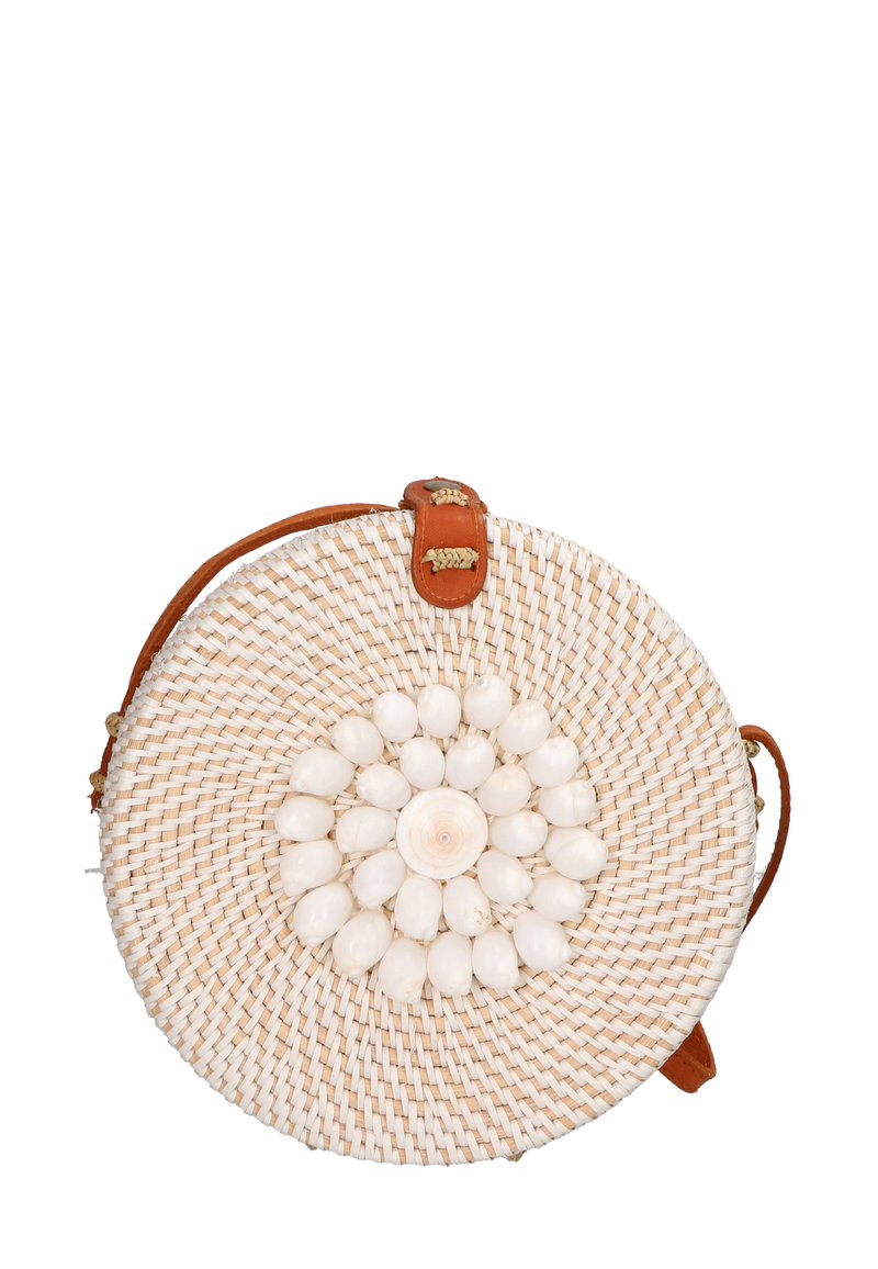Borsa di paglia intrecciata tonda con design a fiore in conchiglia bianca. Caratterizzata da una tracolla in pelle beige e hardware decorativo. Palette di colori neutra.
