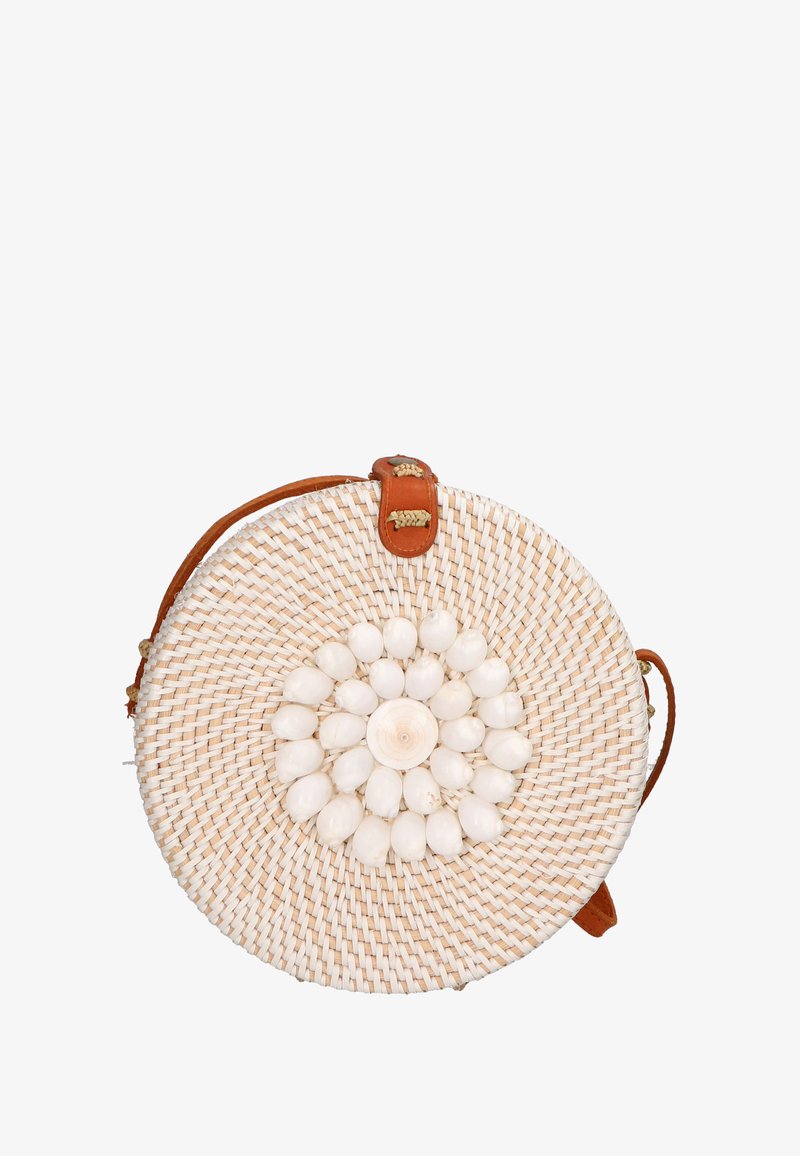 Borsa di paglia intrecciata tonda con design a fiore in conchiglia bianca. Caratterizzata da una tracolla in pelle beige e hardware decorativo. Palette di colori neutra.