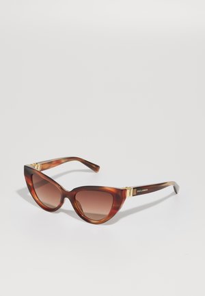 Braune Schildpatt-Katzenaugen-Sonnenbrille mit Verlaufsgläsern, goldenen Akzenten an den Bügeln, glatter Oberfläche und ausgeprägten, schrägen Kanten.