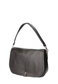 Zwarte leren handtas met een gestructureerde afwerking, omslagklep en korte handgreep. Voorzien van een metalen accent aan de voorkant en zilveren hardware.