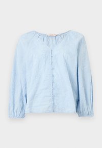 Blouse bleu clair à manches longues avec des boutons sur le devant et une broderie florale subtile, avec un col rond et des poignets élastiques.