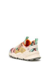 Bunt gefärbter Sneaker mit strukturiertem Obermaterial, gelben Wildlederakzenten, orangefarbener Fütterung und einer dicken weißen Sohle mit einem gemusterten Design.