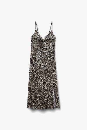 Dyrelags-print slip kjole med justerbare tynde stropper. Lavet af glat stof, med en sideslids og et leopardmønster i sort og beige.