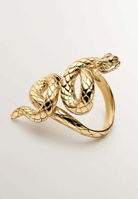 Pulsera de oro en forma de serpiente con escamas detalladas, que presenta un diseño enroscado y una cabeza de serpiente prominente. Superficie lisa y brillante.