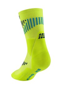Calcetín atlético amarillo neón con rayas azules y negras. Presenta un puño acanalado, talón acolchado y áreas de soporte texturizadas para mayor comodidad.