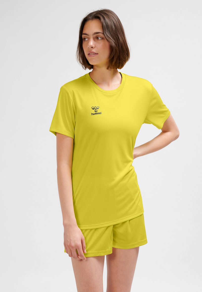 Żółta sportowa koszulka i spodenki wykonane z materiału syntetycznego. Posiadają okrągły dekolt i krótkie rękawy, z małym logo na piersi.