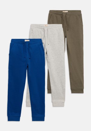 Tre par bomuldsjoggebukser i blå, lysegrå og olivengrøn, hver med snore og forlommer, vist side om side.