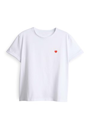 T-shirt bianca in cotone con maniche corte, caratterizzata da una piccola grafica a forma di cuore rosso nell'area del petto sinistro. Design classico con collo a giro.