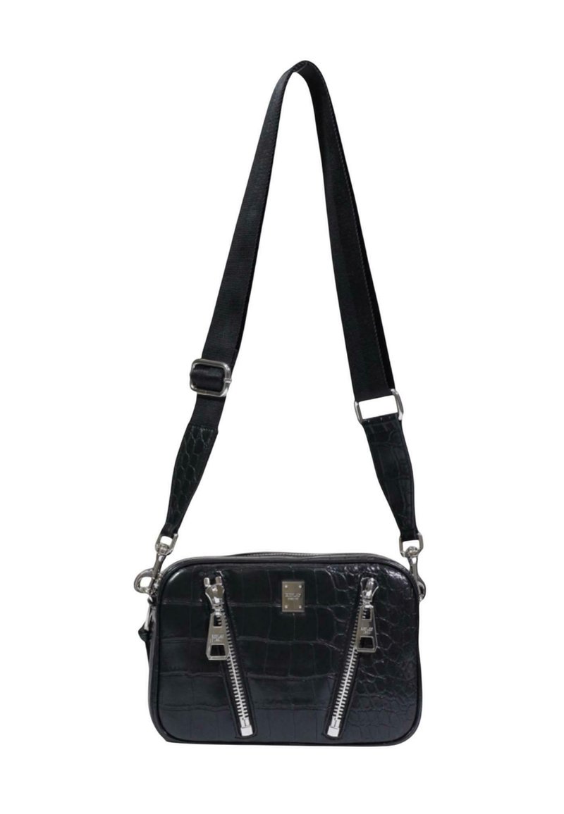 Bolso de cuero negro con embossing de cocodrilo, con dos cremalleras plateadas, correa ajustable y forma rectangular. Textura suave con acentos metálicos.