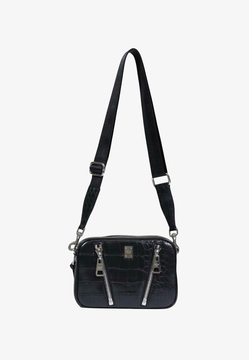 Bolso de cuero negro con embossing de cocodrilo, con dos cremalleras plateadas, correa ajustable y forma rectangular. Textura suave con acentos metálicos.