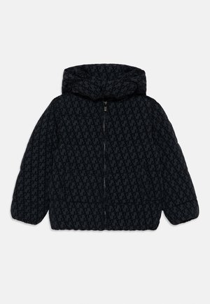 Schwarze Pufferjacke mit Kapuze, ausgestattet mit einem durchgehenden, geprägten Logomuster, einem Reißverschluss und elastischen Bündchen. Strukturierter, gesteppter Look.