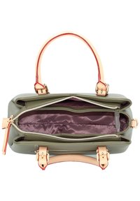 Olivgrünes Lederhandtasche mit strukturierter Form, beigen Griffen und Reißverschlussfächern mit purpurrotem Satinfutter.