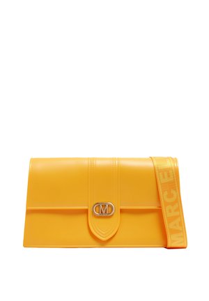 Gelbe vegane Leder-Umhängetasche mit Klappe, Logo-Verschluss und abnehmbarem Träger mit "MARC" in fett. Glatte Textur, rechteckige Form.