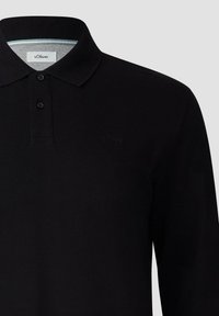 Schwarzes Langarm-Polohemd mit einer Knopfleiste mit zwei Knöpfen und kleinem gesticktem Markenlogo auf der Brust.
