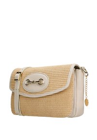 Borsa a tracolla in paglia intrecciata beige con bordi in pelle; presenta una chiusura a patta, dettagli in hardware dorato e tracolla removibile. Superficie con dettaglio testurizzato.