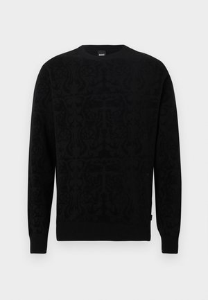 Črni pulover s subtilnim reliefnim vzorcem, z okroglim izrezom, rebrastimi manšetami in spodnjim robom, izdelan iz mehke tkanine za udobje in toplino.