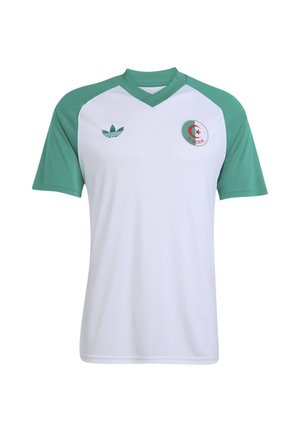 Maillot de sport blanc avec manches raglan vertes, arborant l'emblème du drapeau algérien sur la poitrine et un logo Adidas vert de l'autre côté.
