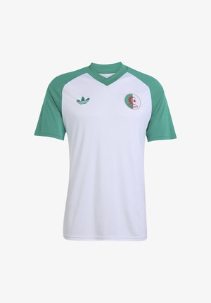 Maglia sportiva bianca con maniche raglan verdi, con l'emblema della bandiera dell'Algeria sul petto e un logo Adidas verde sul lato opposto.