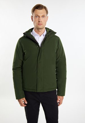 Donkergroene geïsoleerde jasje met capuchon, ritssluiting aan de voorkant en zijzakken. Glad textuur, relaxte pasvorm, minimale stikseldetails.