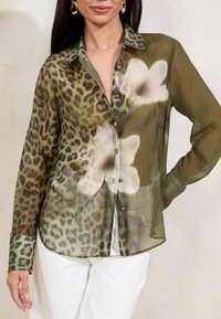 Lipsy REGULAR FIT PRINTED - Bluza s gumbima - khaki animal