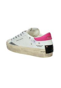 Sneaker bianca in pelle con tallone rosa e accento di glitter argento. Presenta borchie argento, lacci e una suola beige testurizzata.