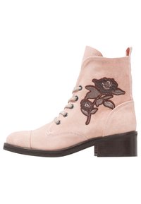 Lyserøde ruskindsankelstøvler med en broderet rose-design, metaløjer, snørebånd foran og en lav, stablet brun hæl.