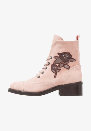 Różowe zamszowe botki do kostki z wyszywanym wzorem róż, metalowymi oczkami, sznurowanym przodem i niskim brązowym obcasem.